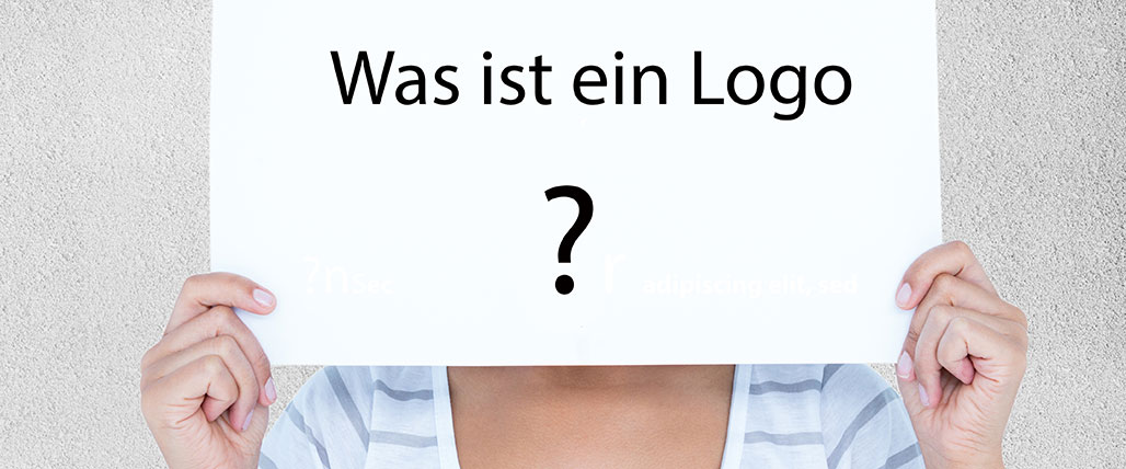 Was ist ein Logo. Frau hält Schild hoch auf dem steht Was ist ein Logo?