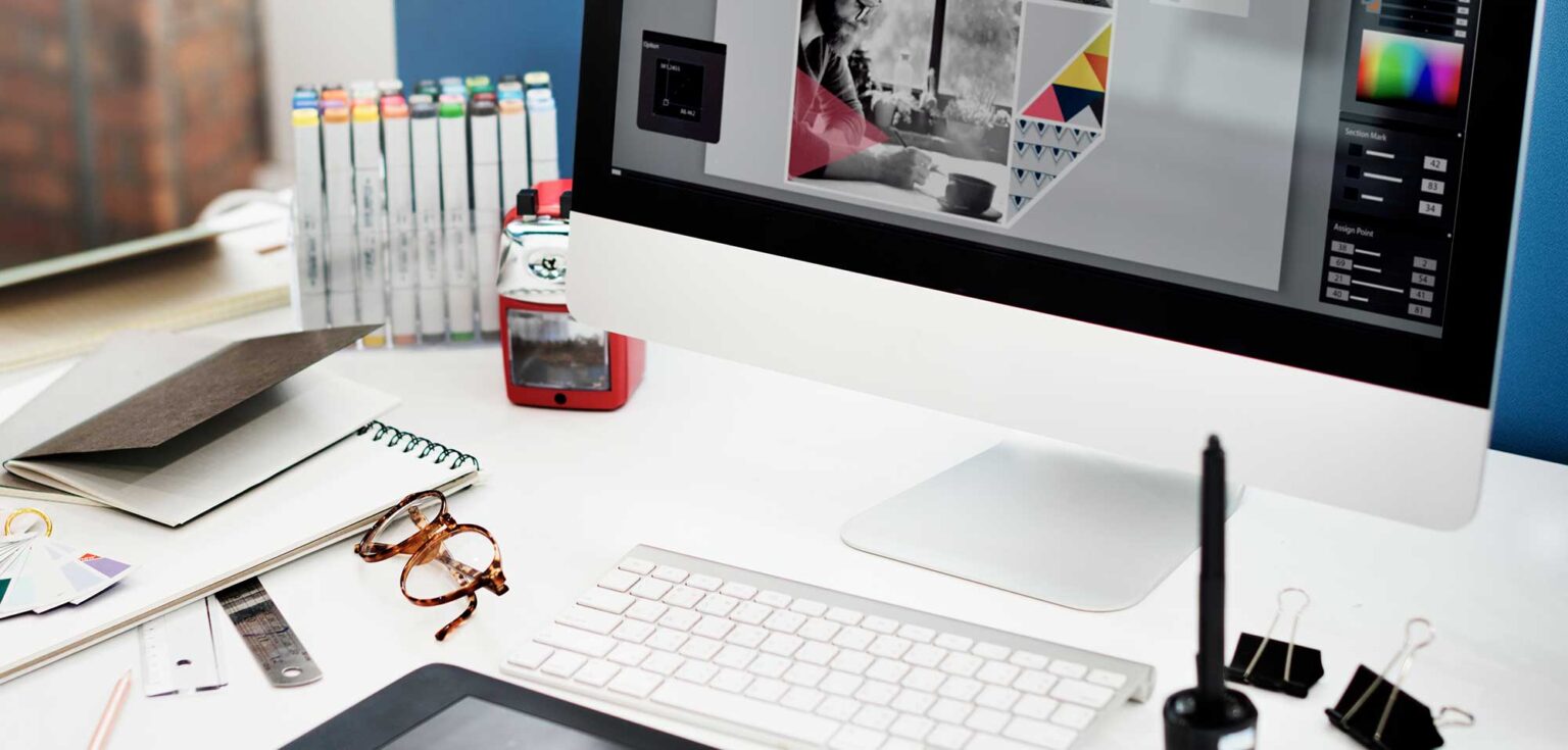 Logoentwicklung Wie entsteht ein professionelles Logo Design. Bild Ausschnitt von Computer mit Tastatur und Marker liegen daneben.