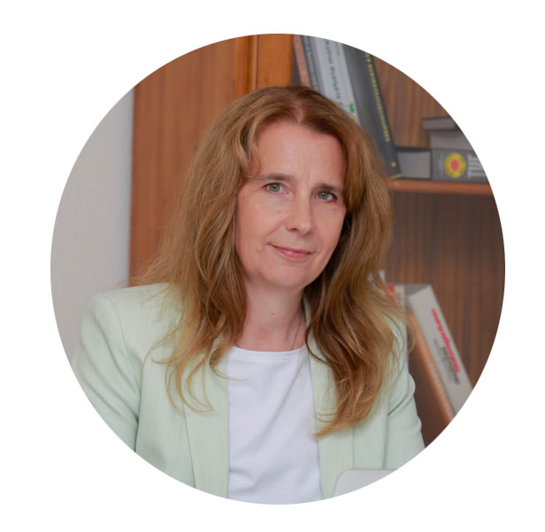 Designagentur Silke Wengenroth-Lippke sitzt am Computer